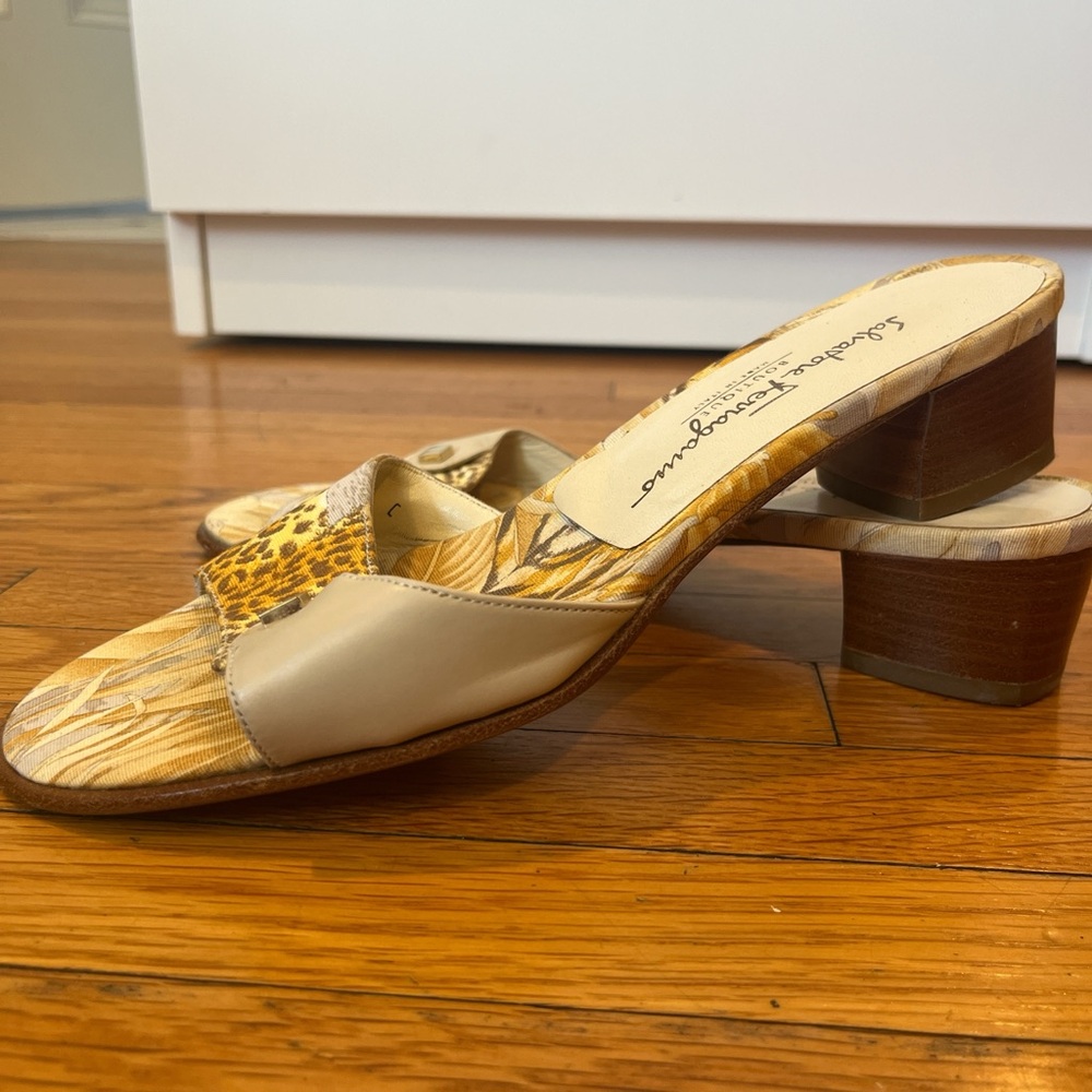Salvatore Ferragamo Slip-on Sandals
very cute and comfortable perfect for summer